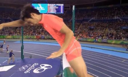Úsmevný incident na Olympiáde - japonský atlét zhodil žrď penisom