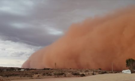 V austrálskom meste vyčíňala desivá piesočná búrka
