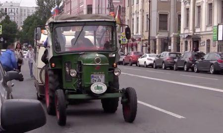 81-ročný nemecký cestovateľ sa na traktore vydal z Nemecka do Petrohradu