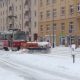 Snehová kalamita v Čechách: Trolejbusy stoja, električky odhŕňajú