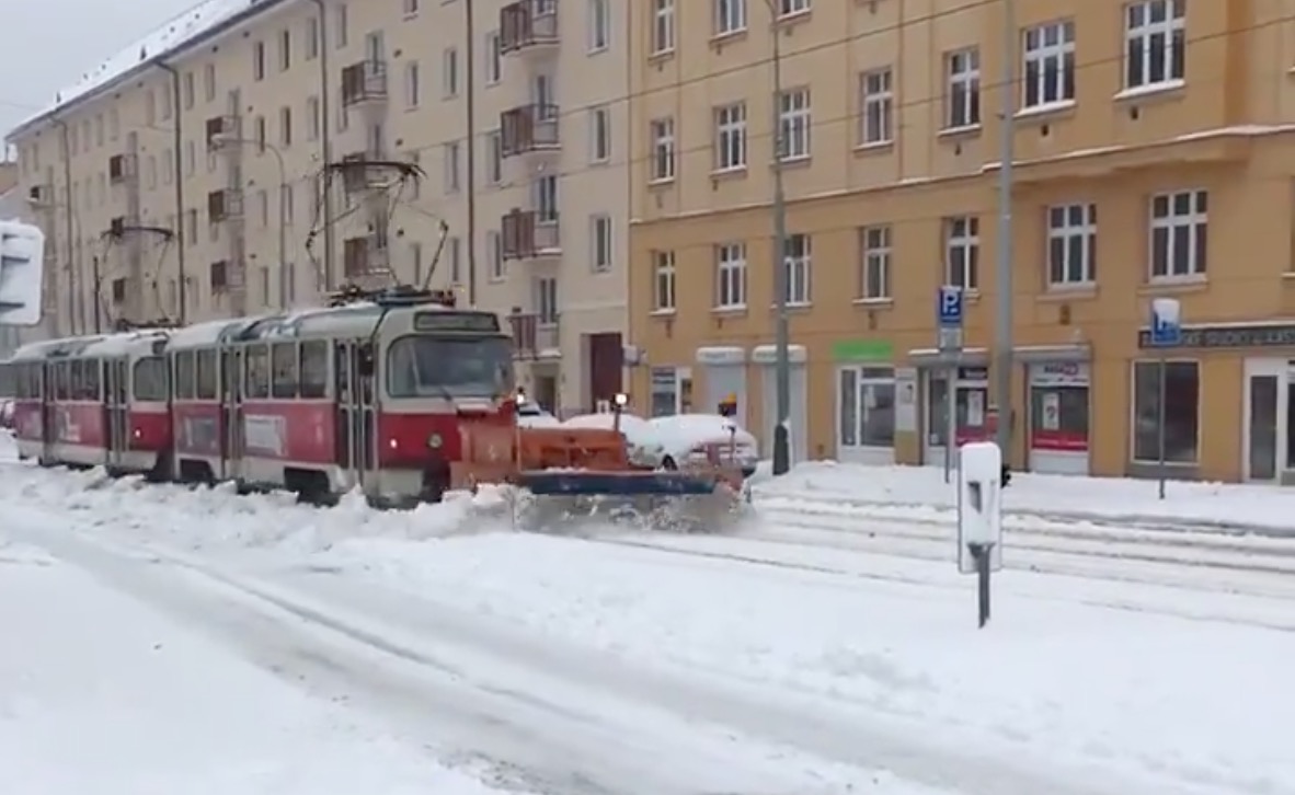 Snehová kalamita v Čechách: Trolejbusy stoja, električky odhŕňajú