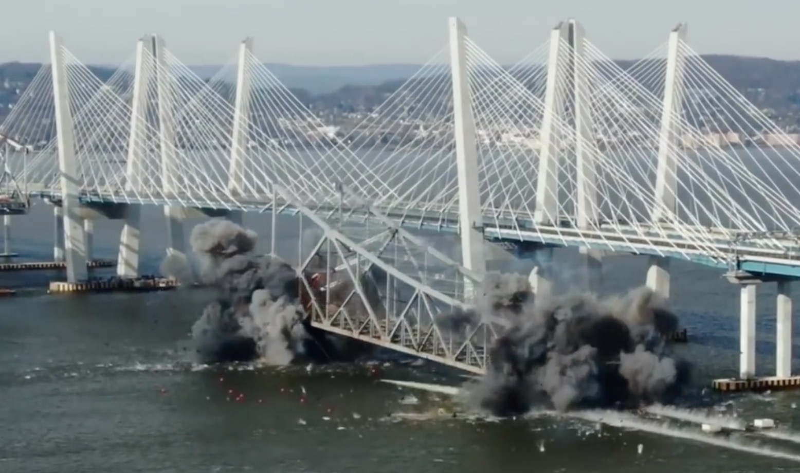 Demolácia mosta ako si ju ešte nevidel. Vďaka záberom z drona vyzerá hypnoticky