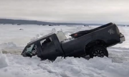 Ako sa cíti majiteľ, keď sa jeho auto prepadne pod ľad a navždy zmizne?