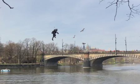 Anglický Iron Man preletel nad českou riekou Vltava