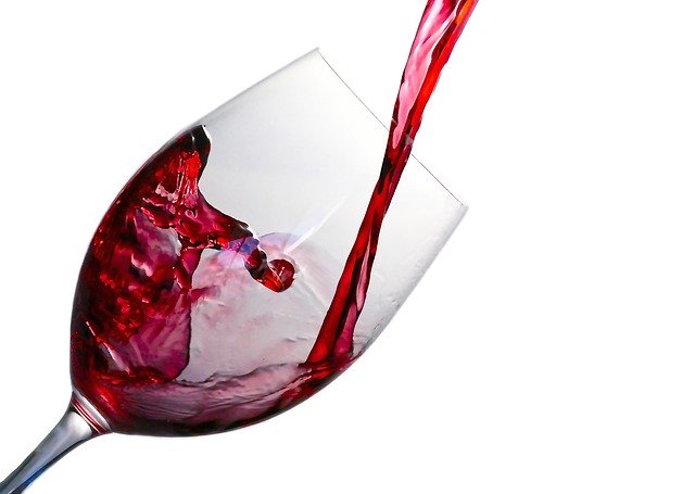 Fľaša vína denne neškodí a úplná abstinencia je pre telo horšia ako občasný alkohol, tvrdí fínsky vedec